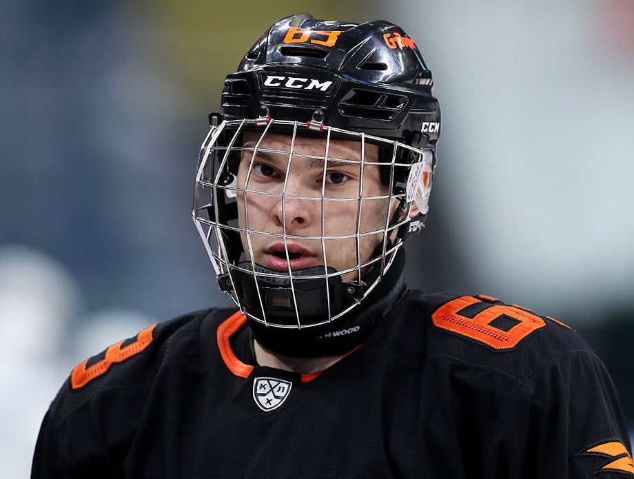 Лучшего вратаря Федотова обвиняют в злостном уклонении от призыва на воинскую службу. Из военкомата его увезли на "скорой"