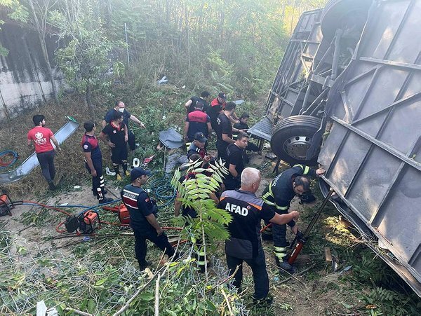 Автобус с пассажирами перевернулся в Турции. По меньшей мере 6 человек погибли, в том числе 1 ребенок. Еще 25 получили травмы.Авария ...