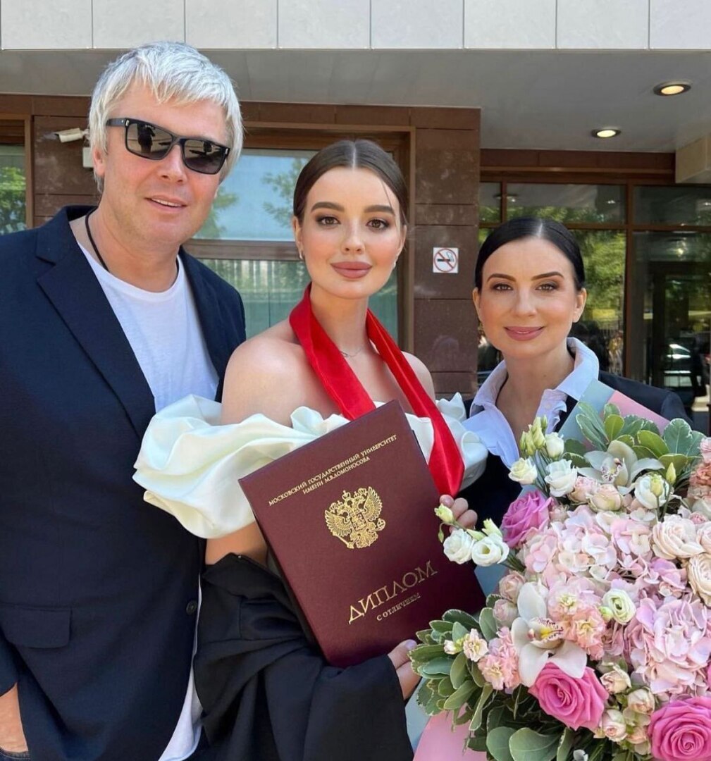 Светская хроника из жизни звёзд.