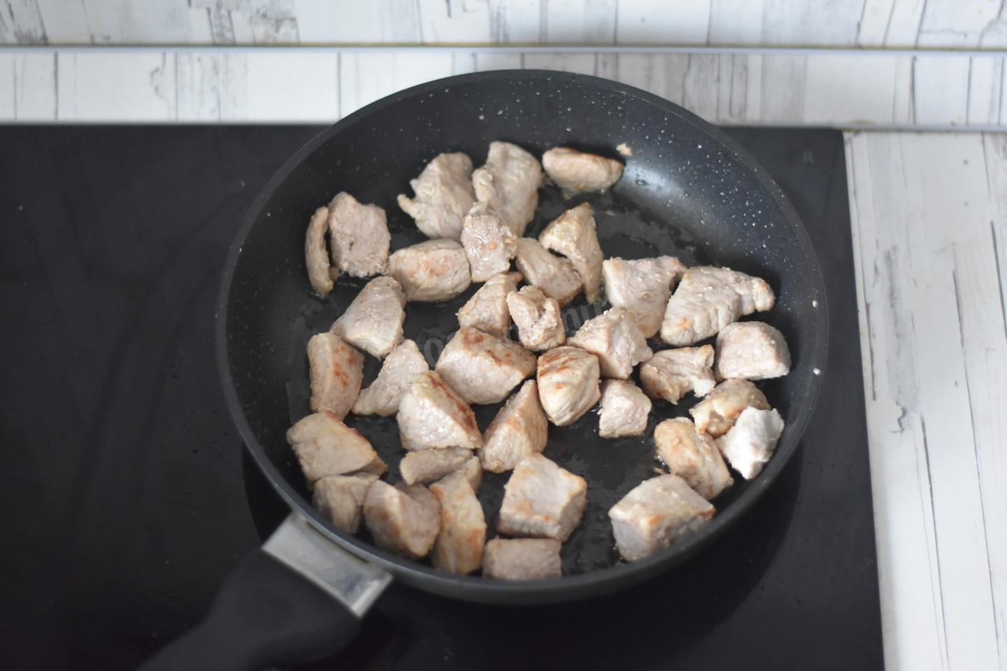 Свинина с грибами, тушенная в сметанном соусе