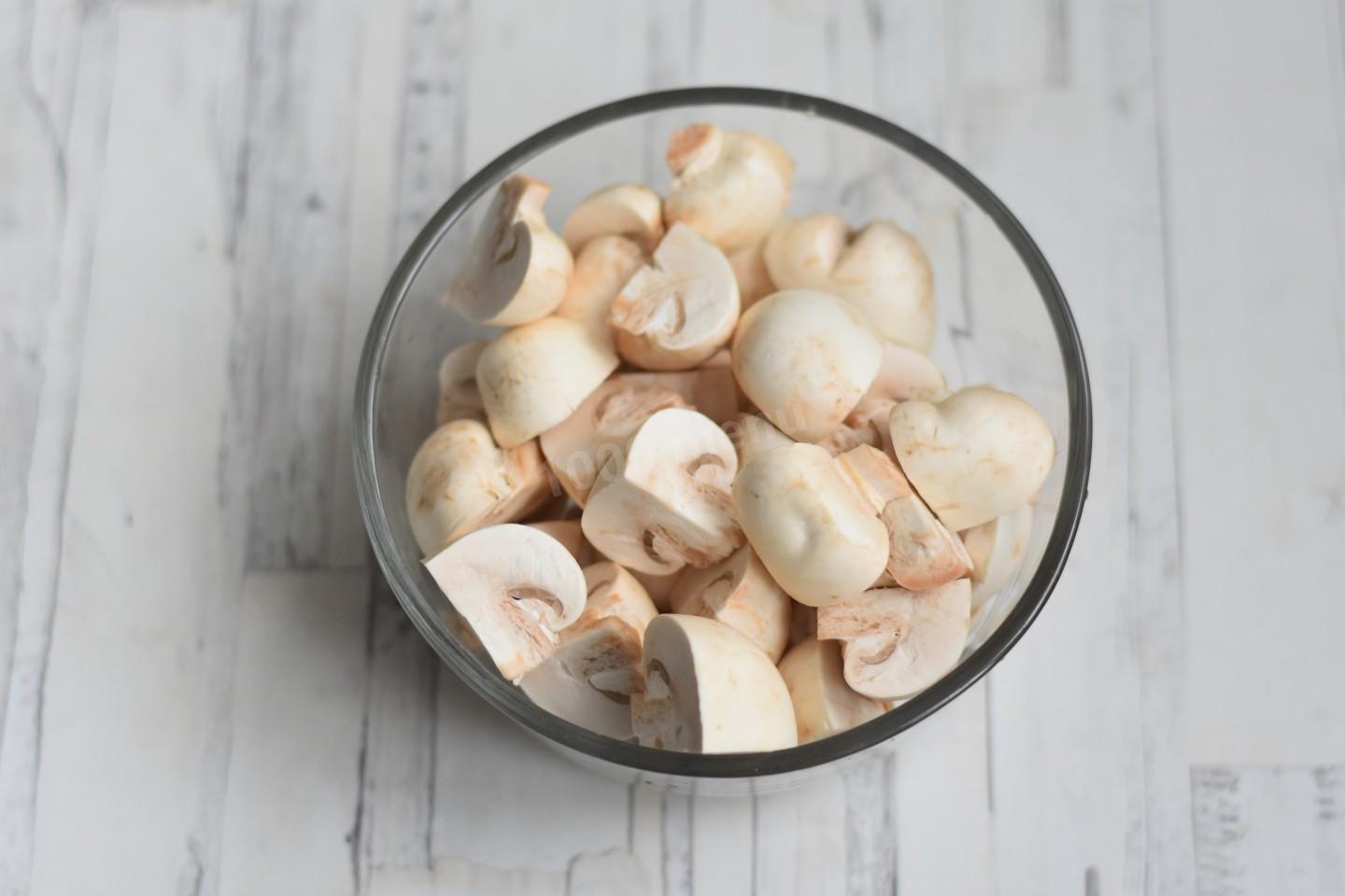 Свинина с грибами, тушенная в сметанном соусе