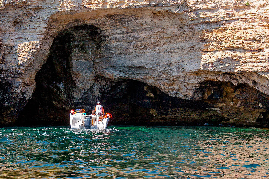 Черноморское - это курортный городок на западном берегу Крыма. Здесь одно из самых экологически чистых мест в Крыму