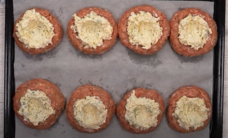 Гнездо из мясного фарша с грибами, креативный рецепт.