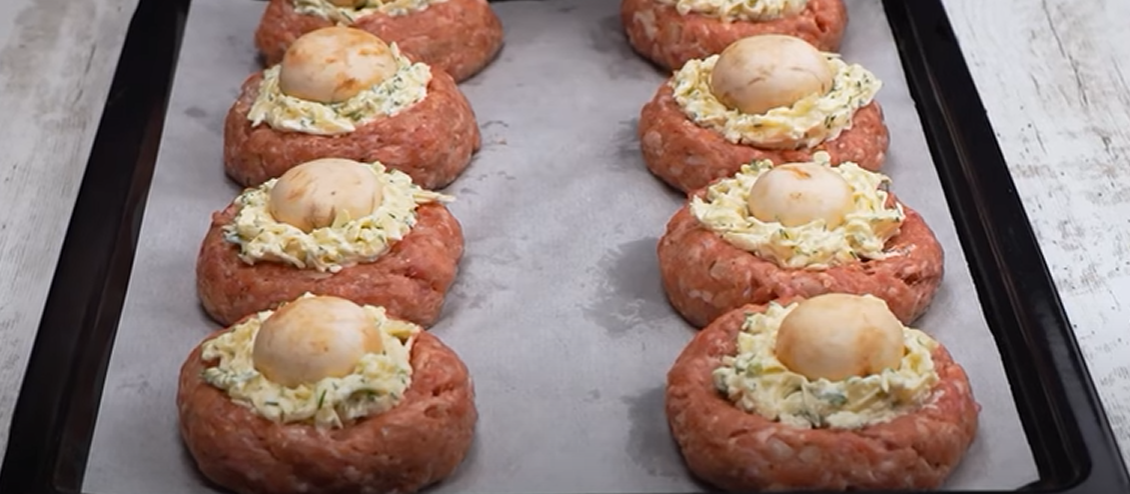 Гнездо из мясного фарша с грибами, креативный рецепт.