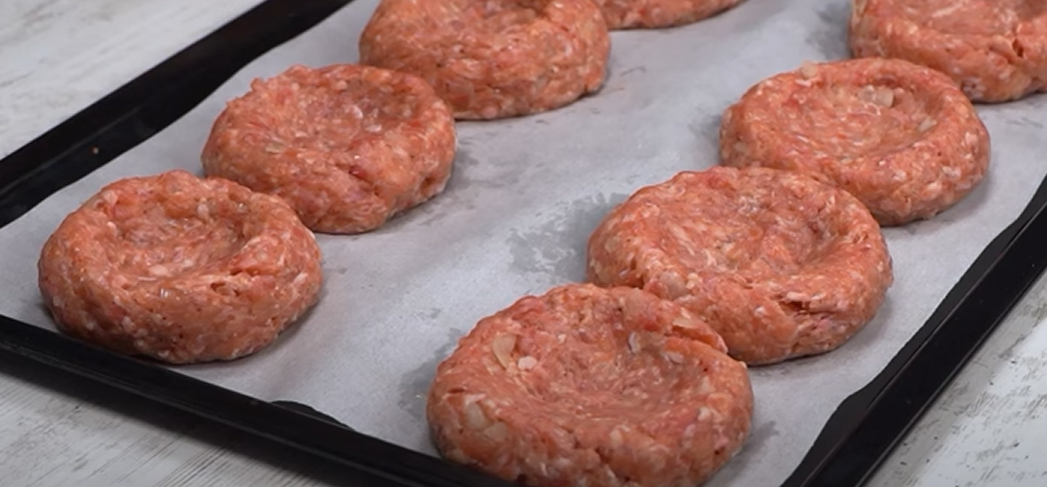 Гнездо из мясного фарша с грибами, креативный рецепт.