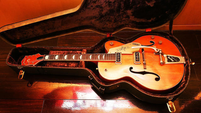 Как гитара "American Woman" вернулась к своему владелицу 46 лет спустя