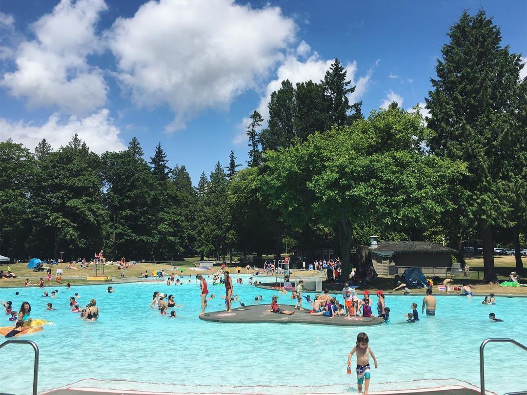 Самые сказочные плавательные бассейны по всей Канаде, где можно освежиться этим летом.