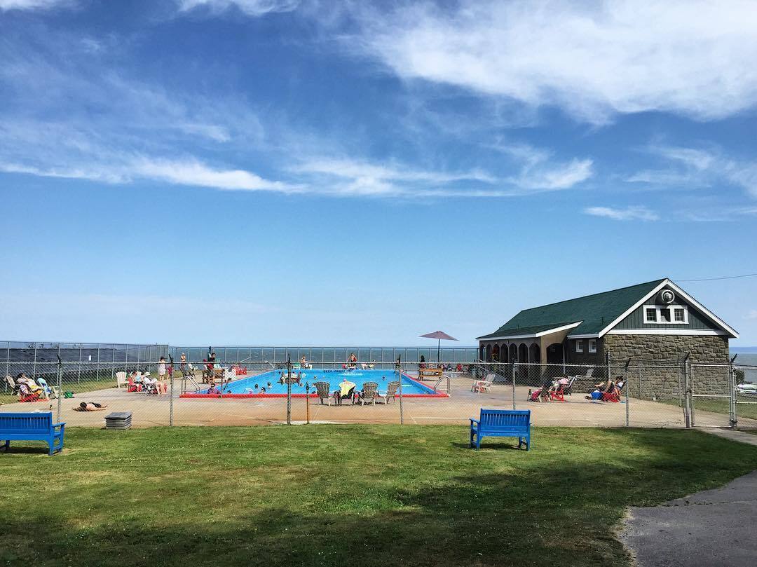 Самые сказочные плавательные бассейны по всей Канаде, где можно освежиться этим летом.