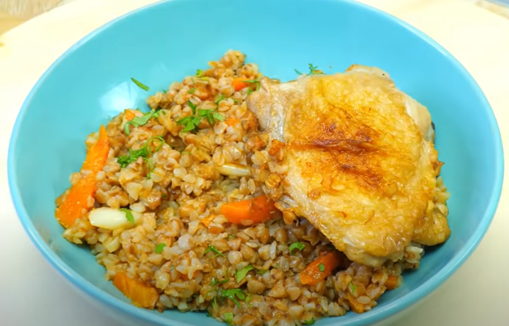 Как приготовить вкусную гречку с куриными бедрышками?