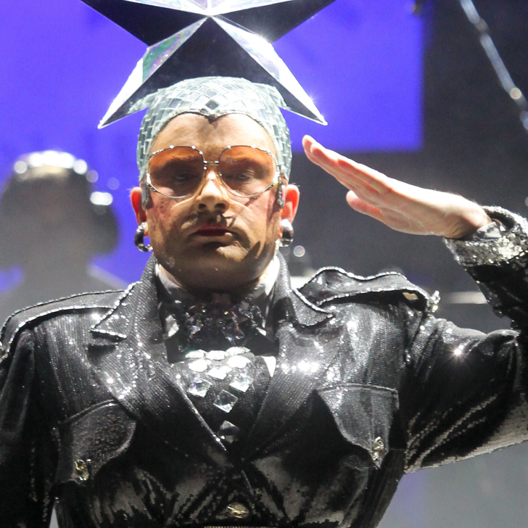 Украина срочно комплектует воинские части поварами, связистами и водителями!!