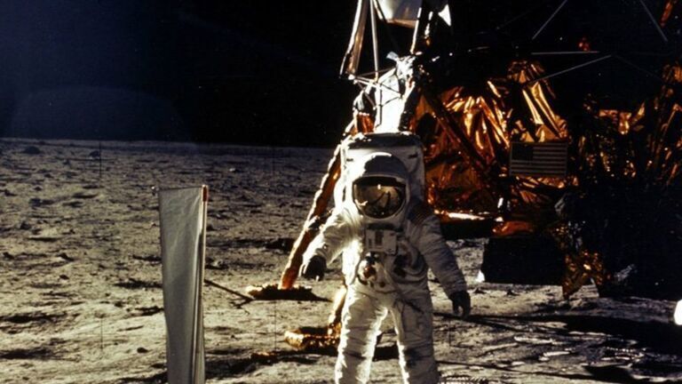 Наконец-то Базз Олдрин раскрыл правду о знаменитой фотографии высадки на луну