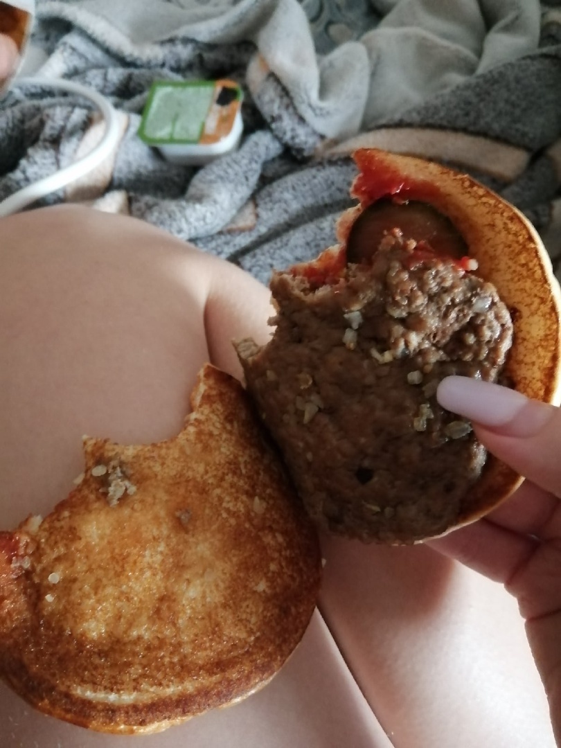 Почему мало начинки в бургерах из ресторанов «Вкусно — и точкa»?