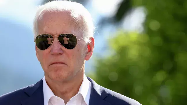 Еще один ляп Байдена: опозорился - неправильно прочитал телесуфлера а заодно и произнес подсказку "Повторить высказывание".