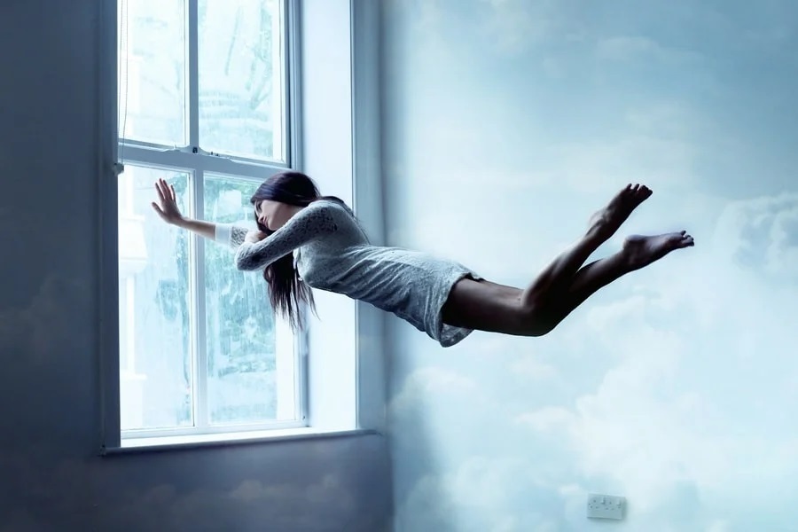 Взаперти вас удерживает лишь одно – ваше внимание. Вы способны выбраться из зеркала.