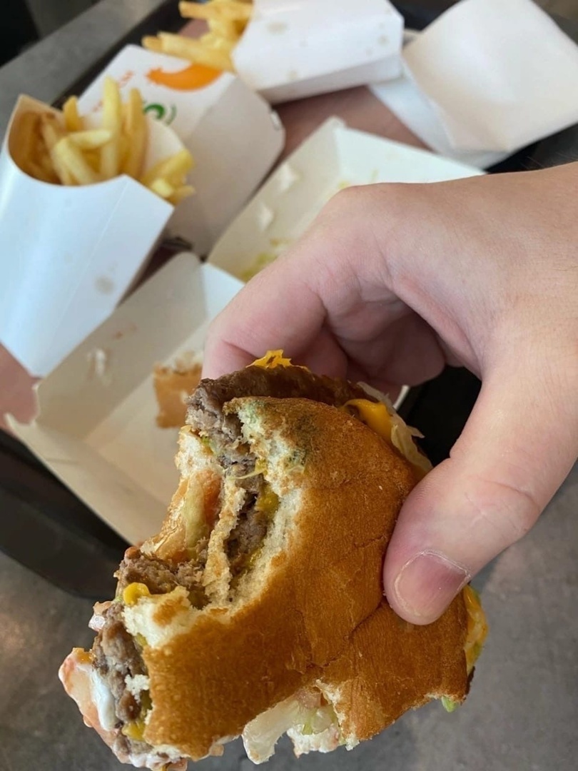 В гамбургерах из ресторана «Вкусно — и точкa» была плесень