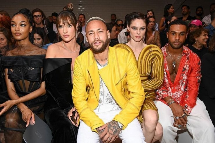 Неймар посетил показ мод, Камавинга стал моделью. Как провели выходные известные футболисты.