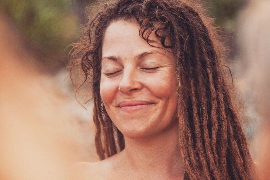 Приключение под парусом в обнаженном виде помогает дестигматизировать наготу для натуристов, переживших травмы.