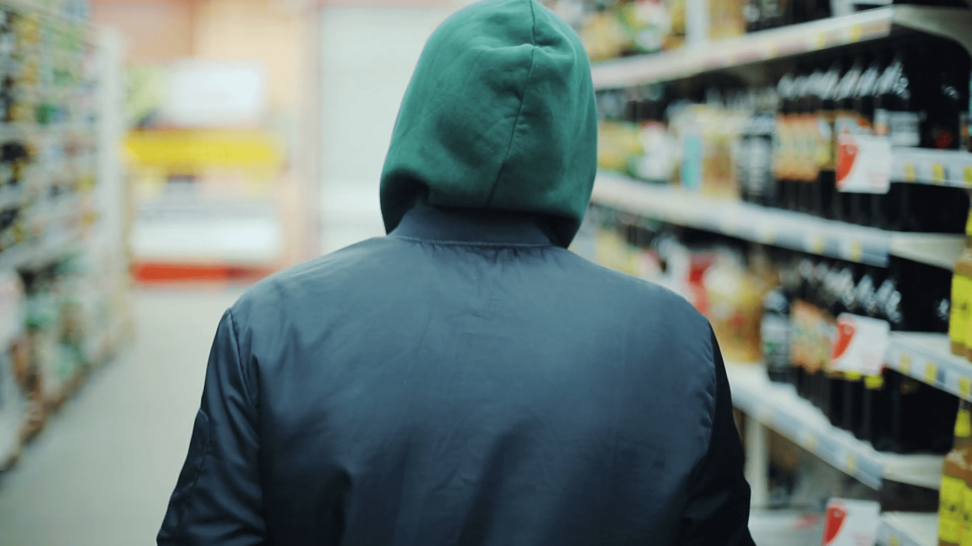 Цены на многие продукты никого не радуют! Но зачем калечить сотрудников?