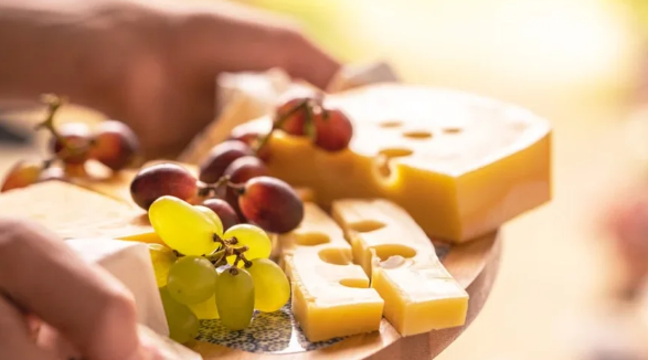 Никогда не делайте этой ошибки при нарезке сыра: можно отравиться