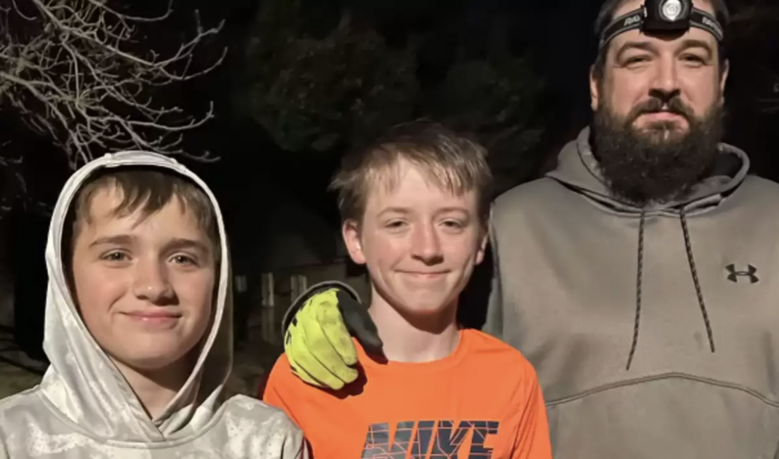 Добросердечные дети спасают енота, которого похоронили заживо