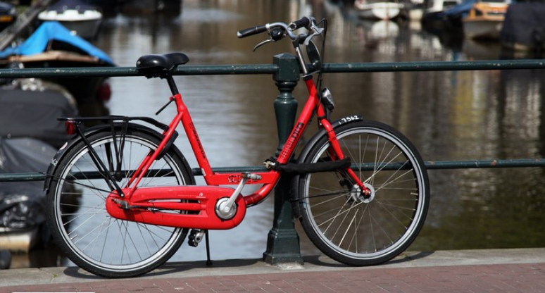 Германия. Мужчина в Берлине сбросил велосипед с моста. Ранил 60-летнюю женщину на катере