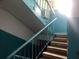 Где уборщица должна брать воду для уборки подъезда?