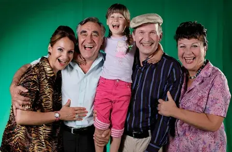 Единственного успешного проекта, получившего одобрение среди общественности, лишился актер Зеленский. Сериал «Сваты» теперь ему не принадлежит.