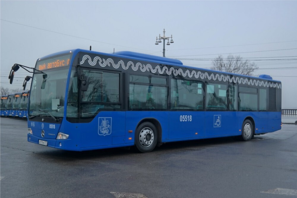 Кто закрывает дверь автобуса, когда водитель выходит?