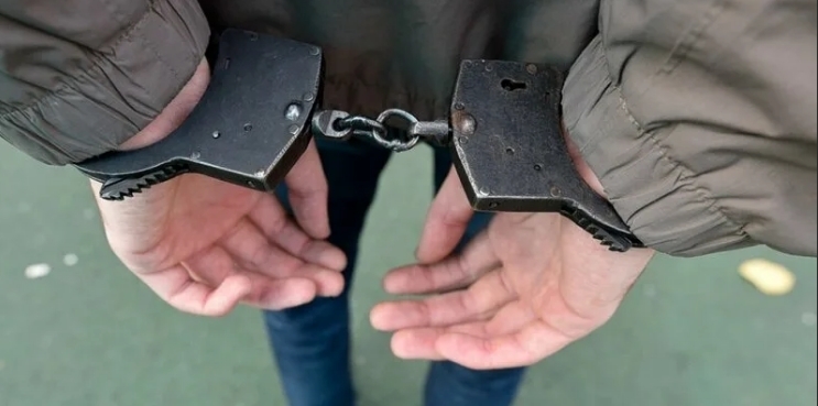 50-летнего британского туриста арестовали и оштрафовали за то, что он обнажился перед 17-летней девушкой.