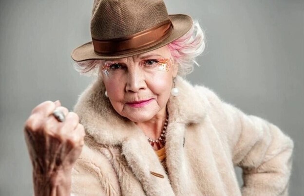 «Это не моя внучка, это нагулянная девочка» сказала про меня бабушка и пропала… на 15 лет