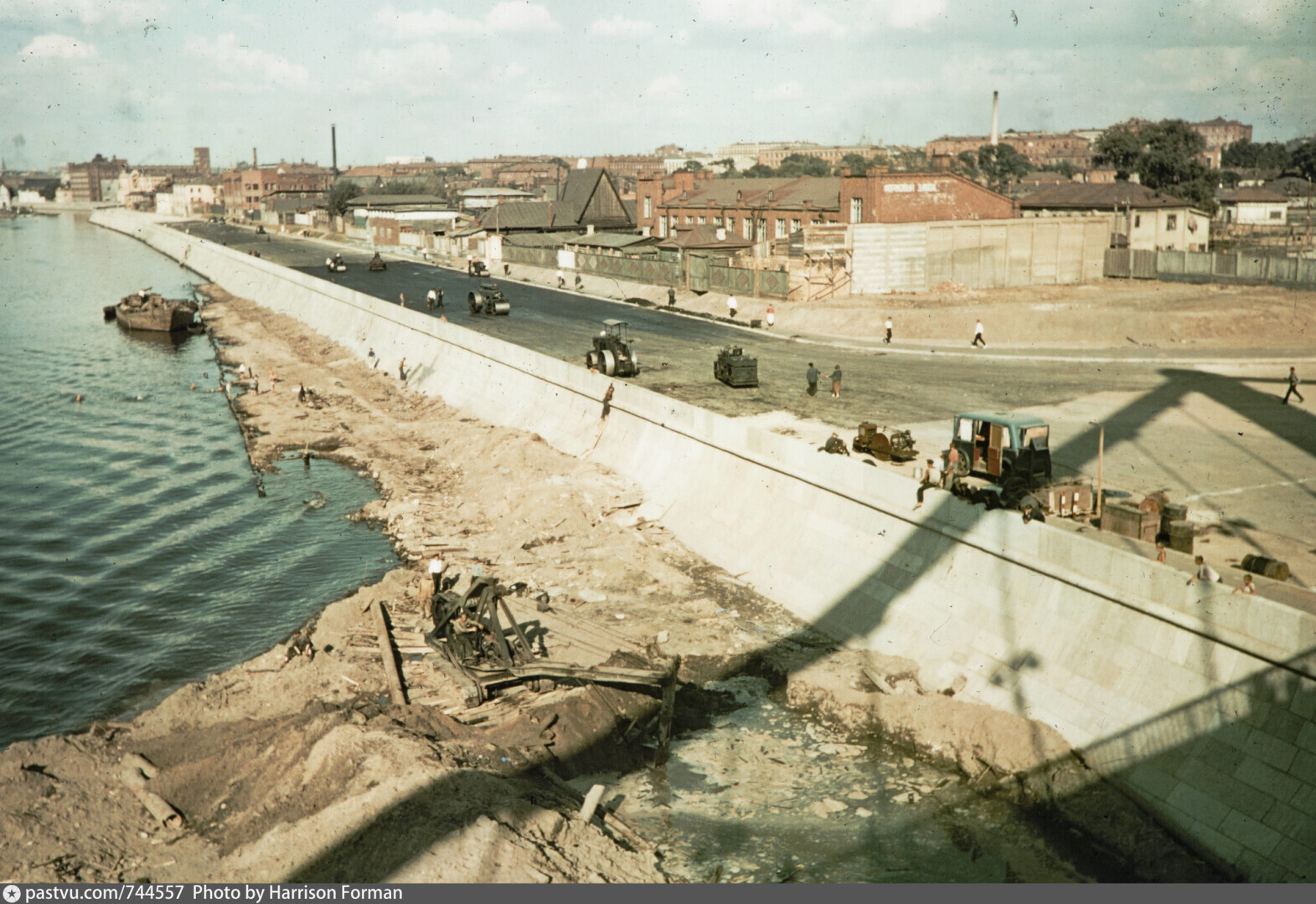 Прогулки по Москве: столичные набережные, строгие и не очень