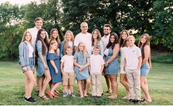 Родители из Нью-Джерси с 6 биологическими детьми усыновили 7 осиротевших братьев и сестер из Украины.