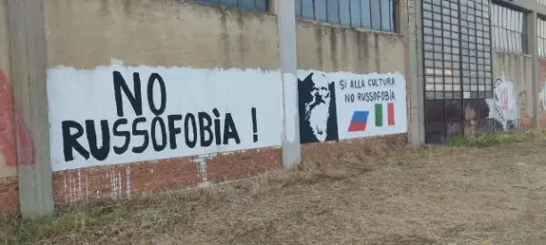 «Культуре - да, русофобии - нет!» Граффити вдоль трассы Флоренция - Лукка