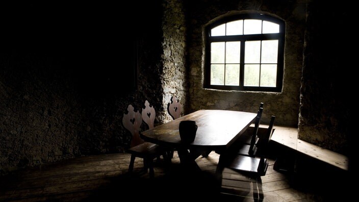 В средневековом замке жизнь была тяжелой, жестко организованной и не очень разнообразной.