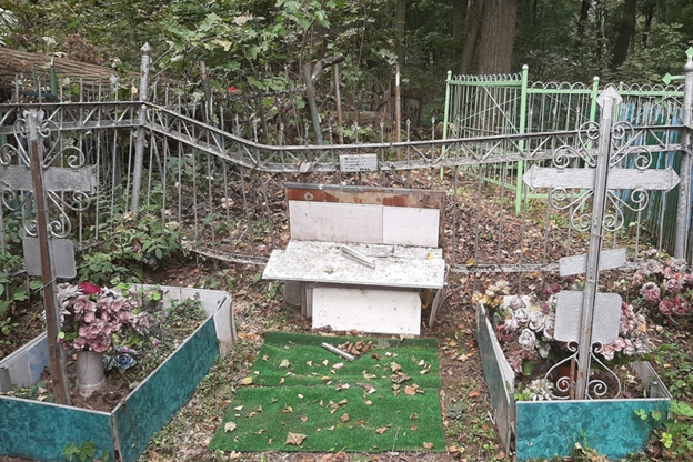 Приехали на кладбище и увидели сломанный памятник и погнутую оградку. Администрация послала нас лесом