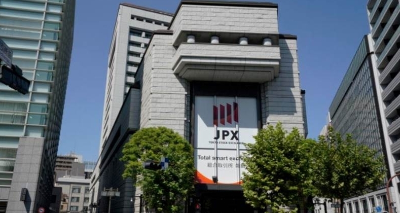 Азиатские акции в основном растут после повышения ставок.