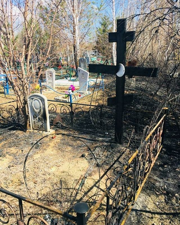 Приехали на кладбище и увидели сломанный памятник и погнутую оградку. Администрация послала нас лесом