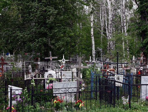 Приехали на кладбище и увидели сломанный памятник и погнутую оградку. Администрация послала нас лесом