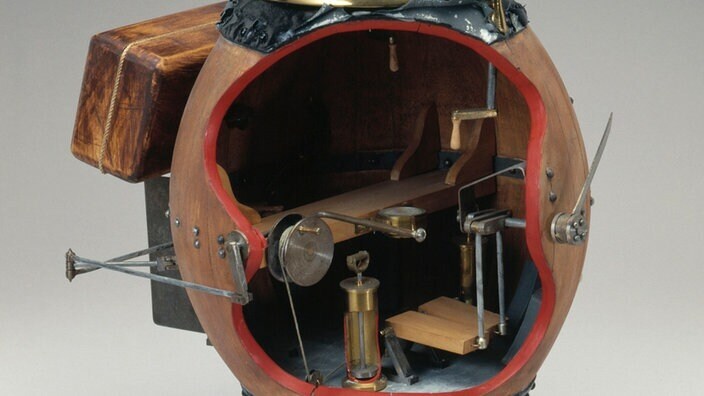 Первая в мире подводная лодка имела длину всего два с половиной метра и использовалась в американской войне за независимость, начиная с 1776 года.