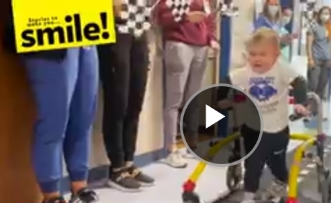 Больница приветствует 2-летнего мальчика.