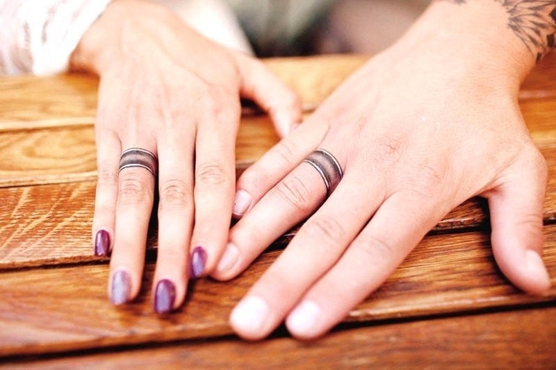 Обручальные кольца татуировки на пальцах фото