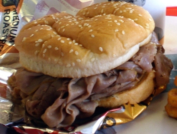 Палец внутри своего бутерброда.