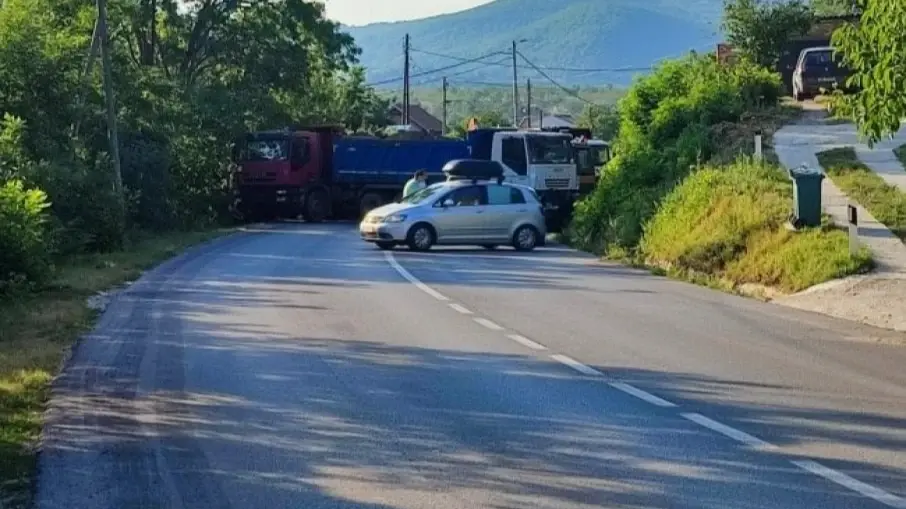 На границе Косово и Сербии началась стрельба. Звучат сигналы тревоги, армия приведена в боевую готовность – в Слатине ранен серб
