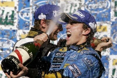 Фернандо Алонсо подписал двухлетний контракт, чтобы остаться в Формуле-1 с Aston Martin