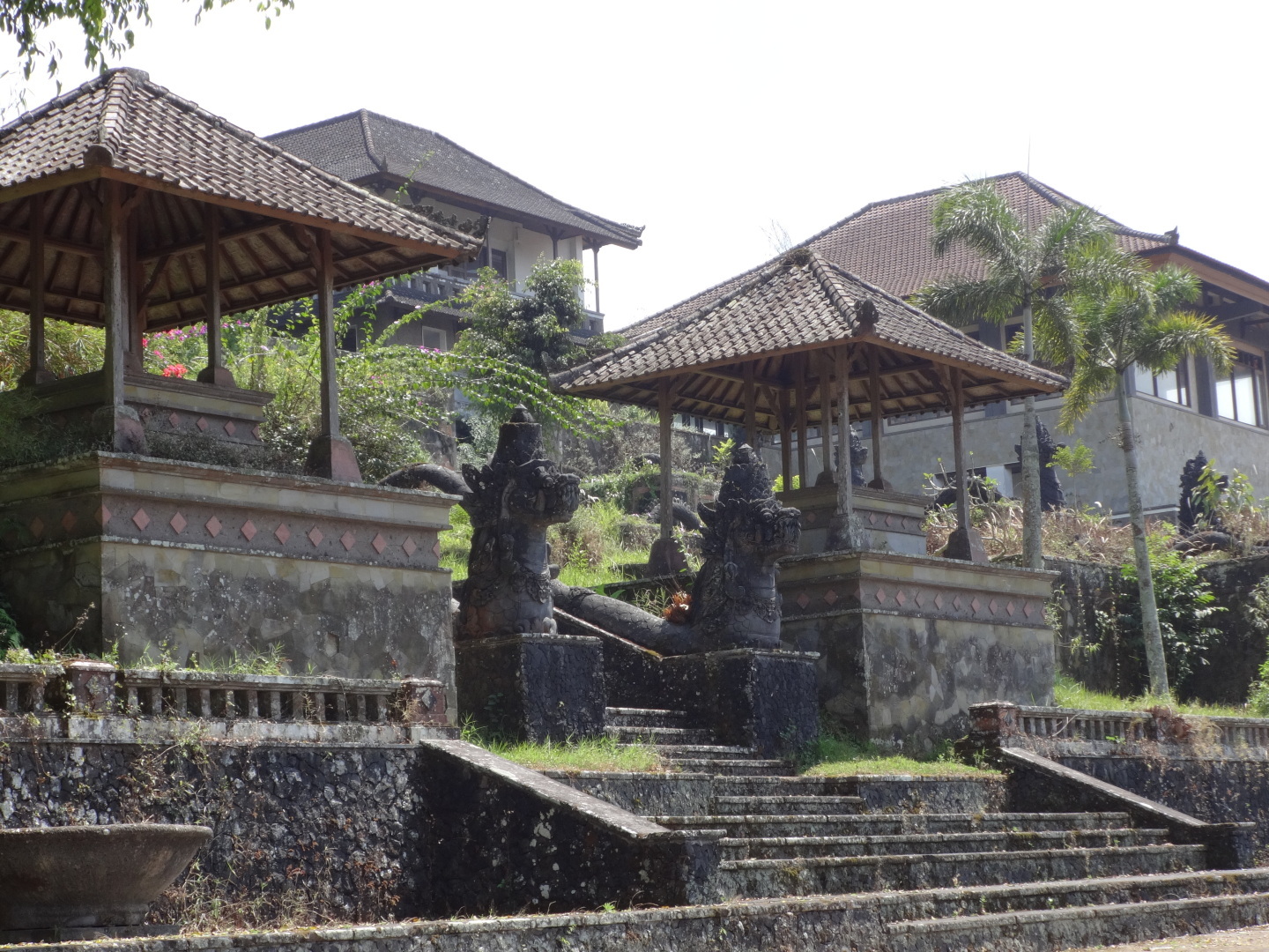 Топ-5 классных мест на Бали: старинные храмы, заброшенный отель с призраками, встречи с дельфинами