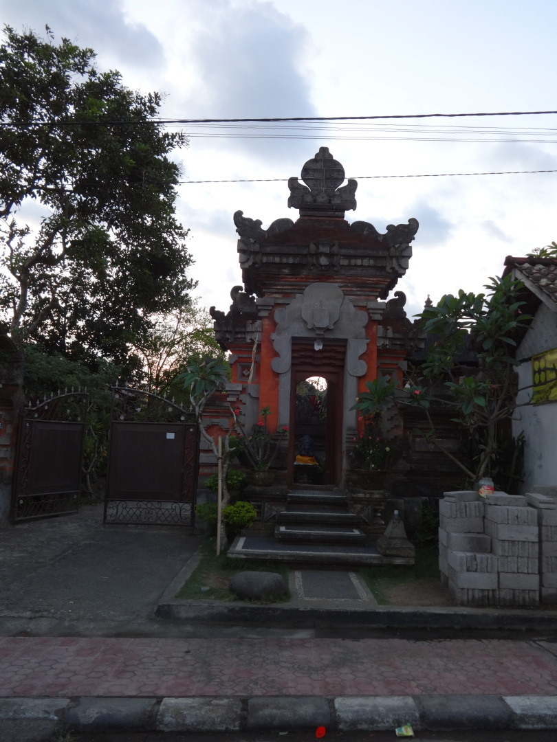 Топ-5 классных мест на Бали: старинные храмы, заброшенный отель с призраками, встречи с дельфинами