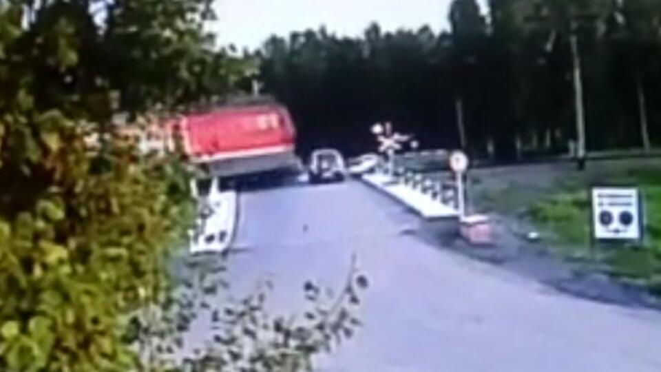 Страшные кадры: в Томской области электровоз на большой скорости сбил автомобиль!