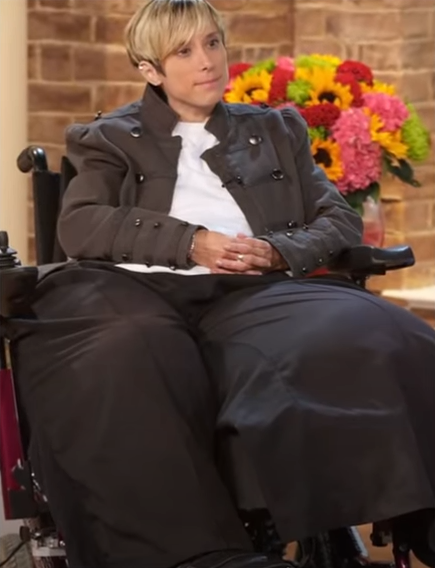 Женщина с огромными ногами