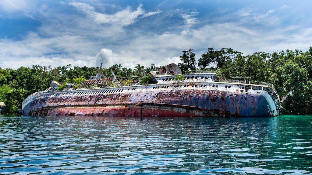 Бывший круизный лайнер стал музеем под открытым небом и популярным туристическим местом. Где находится это чудо и почему его бросили?