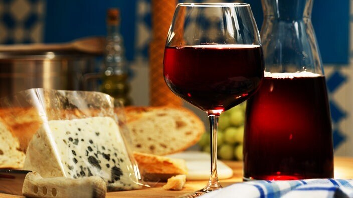 Вино – один из древнейших алкогольных напитков, известных человеку. Оно может быть полезно для здоровья, но может и навредить.